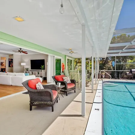 Walk To Beach Indoor-Outdoor Living W Pool
